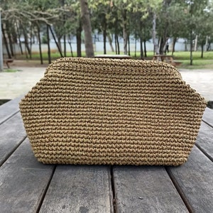 Pochette a marsupio con chiusura in metallo nascosta, pochette marrone chiaro lavorata a maglia con corda di carta, pochette estiva all'uncinetto, pochette lavorata a maglia con glitter di paglia