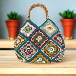 Gehäkelte Oma Einkaufstasche: Vintage Afghan mit Bambusgriffen