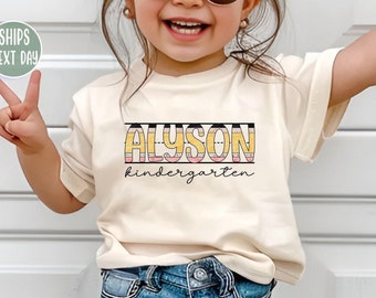 Erster Schultag PNG, benutzerdefinierte Bleistift Kinder Name png, niedliches Kleinkind Schul Outfit für Jungen Mädchen, erster Tag des Kindergartens digitale Datei