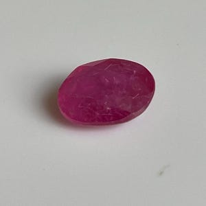 Sehr schöner ovaler Rubin, 1,85 Karat, rosarot, unbehandelt, loser Edelstein, 8,5 x 6,6 x 3,4 mm.
