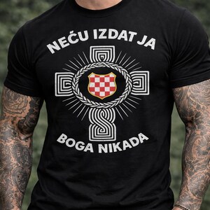Könnte beinhalten: Schwarzes T-Shirt mit weißem Text und einem grafischen Design. Das Design zeigt eine Kreuzform mit einem Schild in der Mitte, und der Text lautet "NEĆU IZDAT JA BOGA NIKADA".