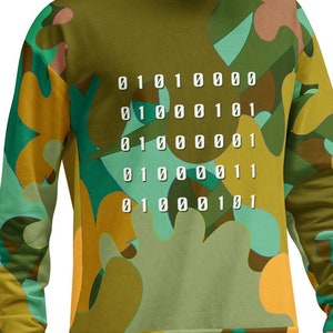 Könnte beinhalten: Ein grünes, gelbes und blaues Camouflage-Sweatshirt mit einem Muster aus 01010000 01000101 01000001 01000011 01000101 auf der Vorderseite.