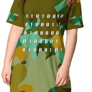 Könnte beinhalten: Ein grün-braun-gelbes Kleid mit kurzen Ärmeln, einem geometrischen Muster und binärem Code, der auf der Vorderseite aufgedruckt ist. Das Kleid hat einen runden Ausschnitt und eine lockere Passform.