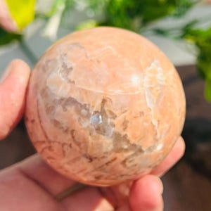 65 MM Pfirsich Mondstein Kugel | Heilende Kristallkugel | Metaphysische Meditationsstein | Rosophia Energiekugel