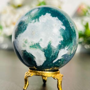 Esfera de piedra de ágata musgosa verde de 60 mm con drusa de cristal para curación metafísica y meditación.