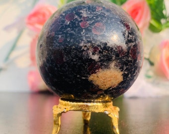 Esfera de pedra de granada biotita natural de 58 mm com mica, pedra de poder metafísico para cura e meditação.