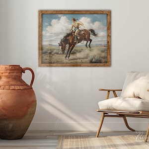 Puede incluir: Una pintura enmarcada de un vaquero montando un caballo marr&oacute;n. El vaquero lleva una camisa blanca y un sombrero marr&oacute;n. El caballo est&aacute; dando coces y levantando polvo. La pintura est&aacute; ambientada en un cielo azul con nubes blancas.