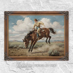 Puede incluir: Una impresi&oacute;n de arte vintage de un vaquero montando un caballo marr&oacute;n a trav&eacute;s de un paisaje polvoriento. El vaquero lleva una camisa amarilla y pantalones vaqueros azules. El caballo se levanta sobre sus patas traseras.