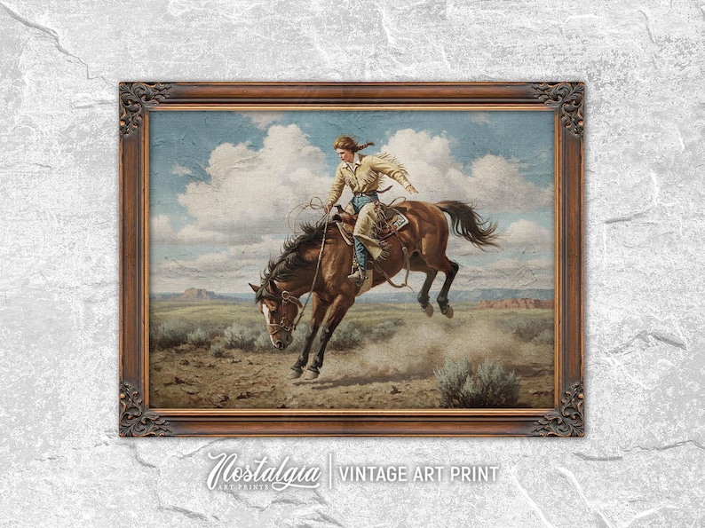 Puede incluir: Una impresi&oacute;n de arte vintage de un vaquero montando un caballo marr&oacute;n a trav&eacute;s de un paisaje polvoriento. El vaquero lleva una camisa amarilla y pantalones vaqueros azules. El caballo se levanta sobre sus patas traseras.