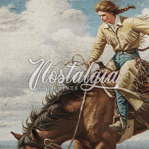 Puede incluir: Una mujer con una chaqueta marr&oacute;n y blanca con flecos monta un caballo marr&oacute;n. La mujer lleva pantalones vaqueros azules y botas marrones. El caballo corre por un campo con un cielo azul y nubes blancas en el fondo.