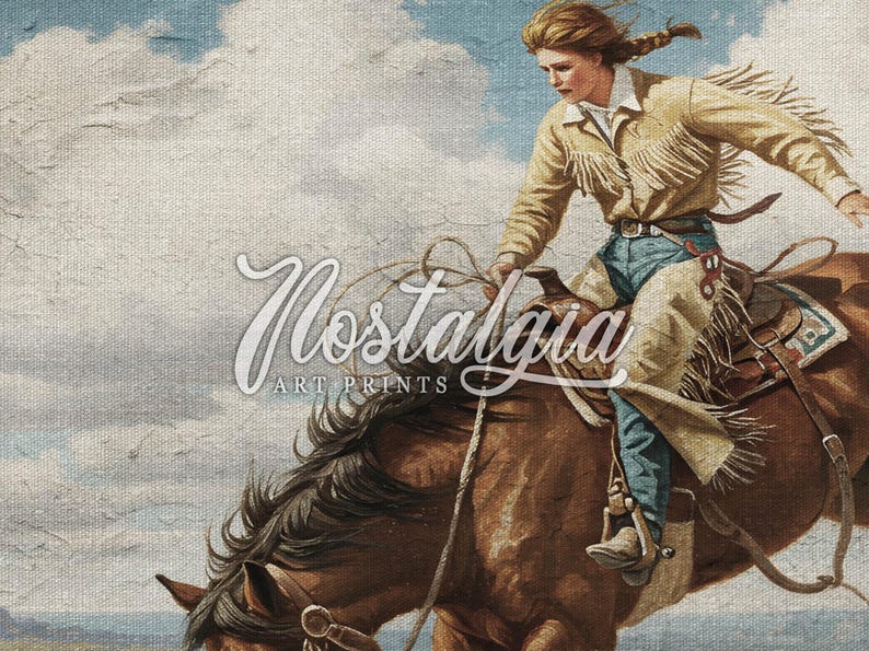 Puede incluir: Una mujer con una chaqueta marr&oacute;n y blanca con flecos monta un caballo marr&oacute;n. La mujer lleva pantalones vaqueros azules y botas marrones. El caballo corre por un campo con un cielo azul y nubes blancas en el fondo.