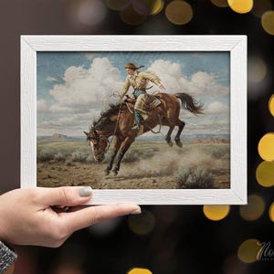 Puede incluir: Una pintura de estilo vintage de un vaquero montando un caballo marr&oacute;n. El vaquero lleva un sombrero marr&oacute;n, una camisa azul y pantalones marrones. El caballo se est&aacute; levantando sobre sus patas traseras. La pintura est&aacute; ambientada en un fondo de cielo azul con nubes blancas.