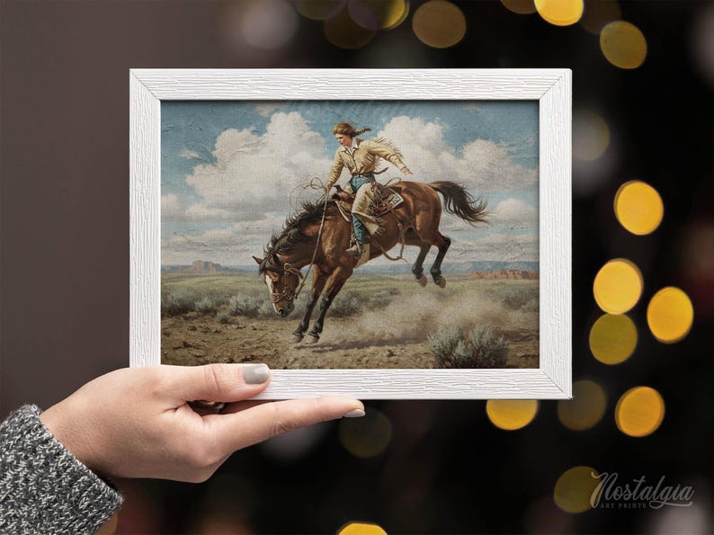 Puede incluir: Una pintura de estilo vintage de un vaquero montando un caballo marr&oacute;n. El vaquero lleva un sombrero marr&oacute;n, una camisa azul y pantalones marrones. El caballo se est&aacute; levantando sobre sus patas traseras. La pintura est&aacute; ambientada en un fondo de cielo azul con nubes blancas.