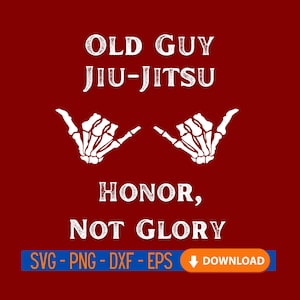 Könnte beinhalten: Ein weingrafisches Design mit weißem Text, der "OLD GUY JIU-JITSU" über den Worten "HONOR, NOT GLORY" zeigt. Zwei weiße Skelett-Handgesten befinden sich in der Mitte. Der Boden hat die Wörter "SVG - PNG - DXF - EPS" und einen Download-Button.