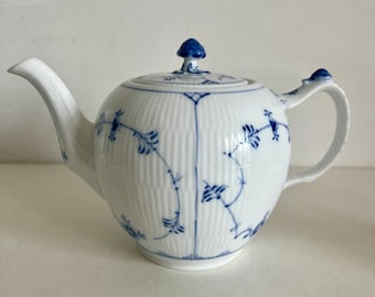 Royal Copenhagen Porcelain Blue Fluted Plain Teapot #259 VGC!