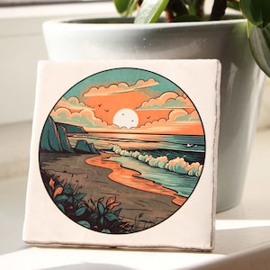 Könnte beinhalten: Quadratische Keramikfliese mit einer Küsten-Sonnenuntergangsszene. Das Kunstwerk zeigt einen Strand mit Wellen, Klippen und einem lebendigen orange-blauen Himmel. Das Design wird von einem kreisförmigen Rahmen eingefasst.