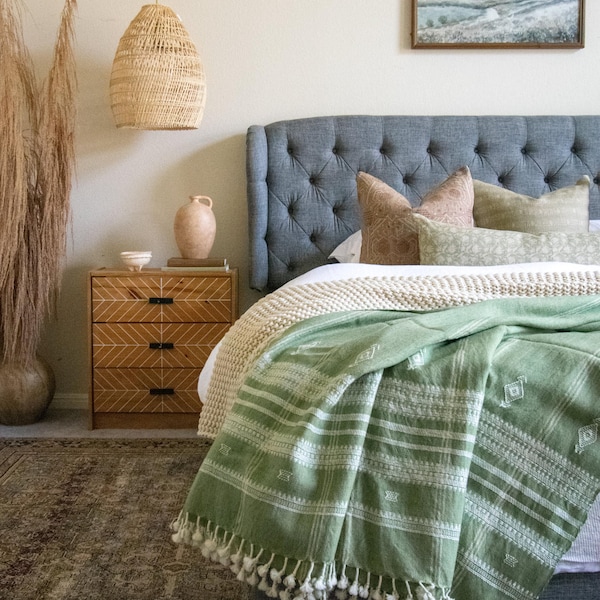 Sage Couch Throw, Indian Coverlet, Green Woolen Sofa Cover, Cute Throw Blanket, Luxurious Bedspread, Bed Runner for Home Sweet Home - EMRALD