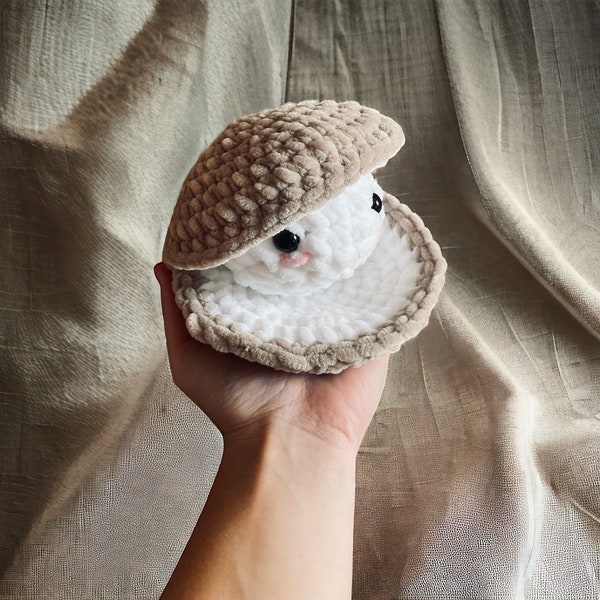 Amigurumi shell with pearl