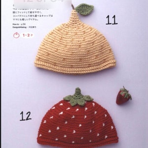 Pode incluir: Dois chapéus de crochê em forma de fruta. O primeiro chapéu é amarelo e tem a forma de um limão com uma folha verde no topo. O segundo chapéu é vermelho e tem a forma de um morango com uma folha verde no topo. Ambos os chapéus são decorados com pontos brancos.