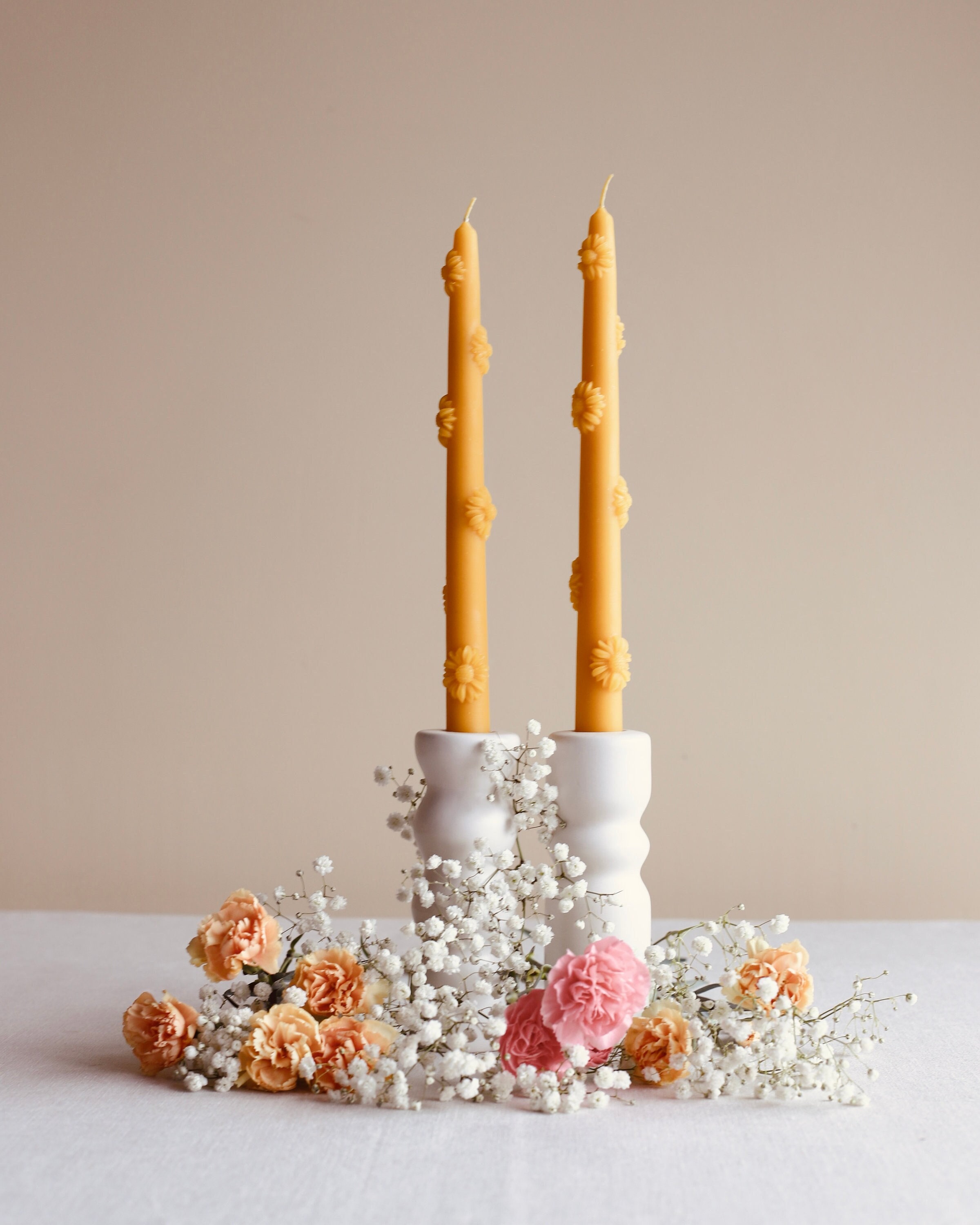 Lot de 2 bougies en cire d'abeille à fleurs - Grand bougeoir conique fait main - Bougies chandelier - Bougie de dîner - Bougies marguerites - Décoration florale pour la maison