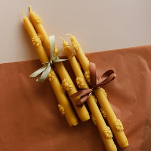 Set mit 2 Bienenwachskerzen mit Blumenmuster – Handgefertigte, hohe Spitzkerzenständer – Tischkerzen – Gänseblümchenkerzen – Florale Wohndekoration