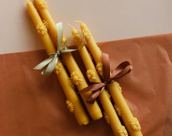 Set mit 2 Bienenwachskerzen mit Blumenmuster – Handgefertigte, hohe Spitzkerzenständer – Tischkerzen – Gänseblümchenkerzen – Florale Wohndekoration