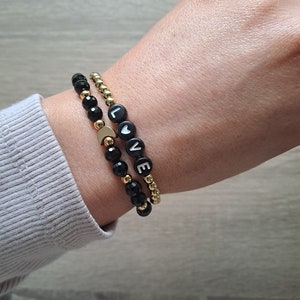 Pulsera con dije de luna, pulsera con cuentas negras y doradas imagen 2