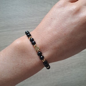 Pulsera con dije de luna, pulsera con cuentas negras y doradas imagen 1