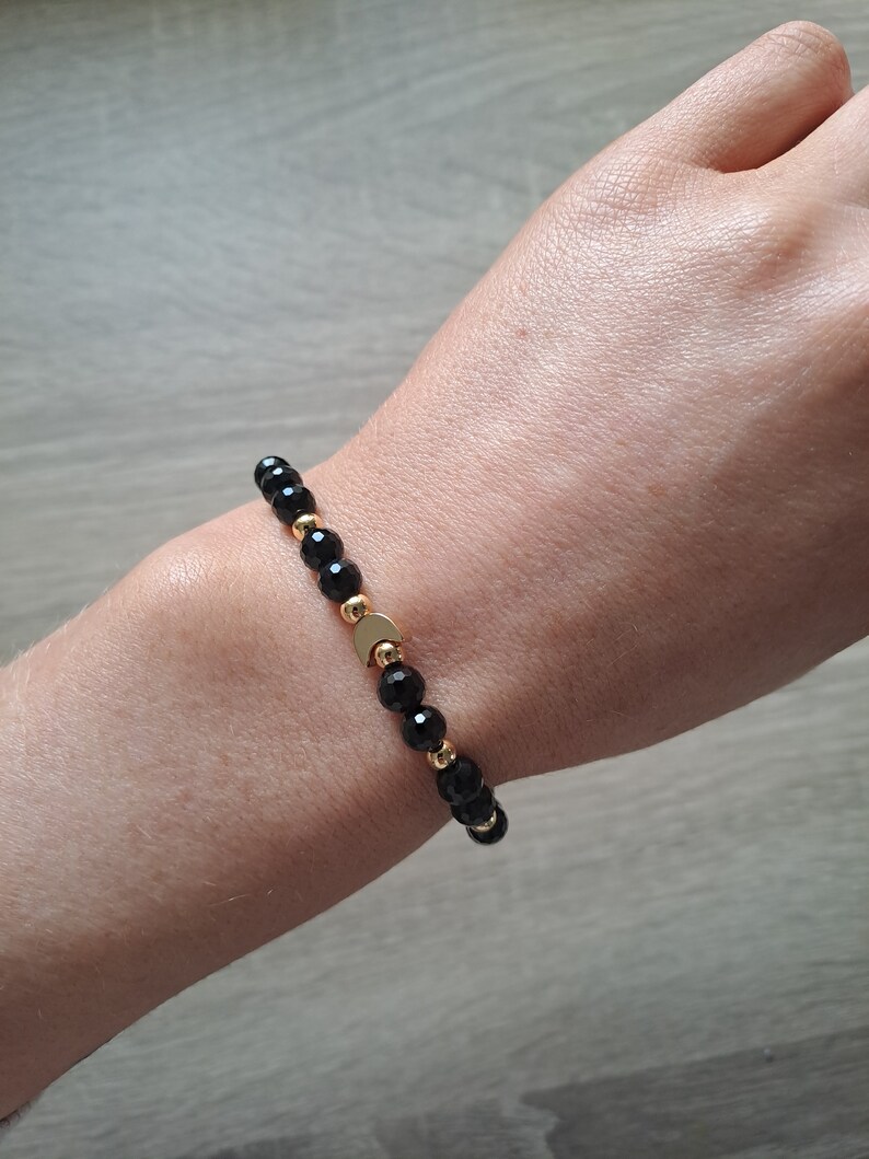 Pulsera con dije de luna, pulsera con cuentas negras y doradas imagen 1