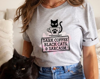 ダークコーヒーの黒猫と皮肉のTシャツ | おもしろ猫シャツ | 猫好きのためのシャツ | 皮肉なTシャツ | 猫ママへのギフト | 猫の飼い主Tシャツ
