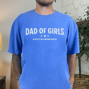 Vader van meisjes in de minderheid shirt, comfort kleuren, vaders dag shirt, nieuwe papa shirt, papa T-shirt, beste papa shirt, papa leven, vaderdagcadeau