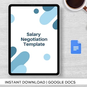 Può includere: Uno schermo di tablet digitale che mostra un documento intitolato "Modello di negoziazione salariale". Il documento presenta un design astratto blu e bianco. Il testo "DOWNLOAD IMMEDIATO | GOOGLE DOCS" è visualizzato sotto il tablet.
