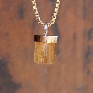 Handgefertigter honig-oranger Imperial Imperial Topas Anhänger aus 14k Gelbgold - Rustikaler Stil