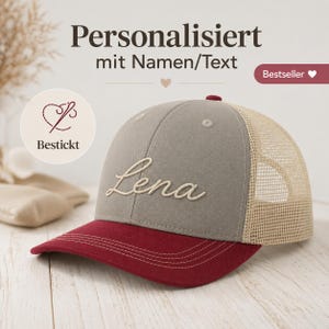 Op de afbeelding: Een gepersonaliseerde baseballcap met een grijze kroon, een rode klep en een beige mesh achterkant. De naam "Lena" is in sierlijke letters op de voorkant geborduurd. De cap heeft ook de tekst "Personalisiert mit Namen/Text" en "Bestseller".