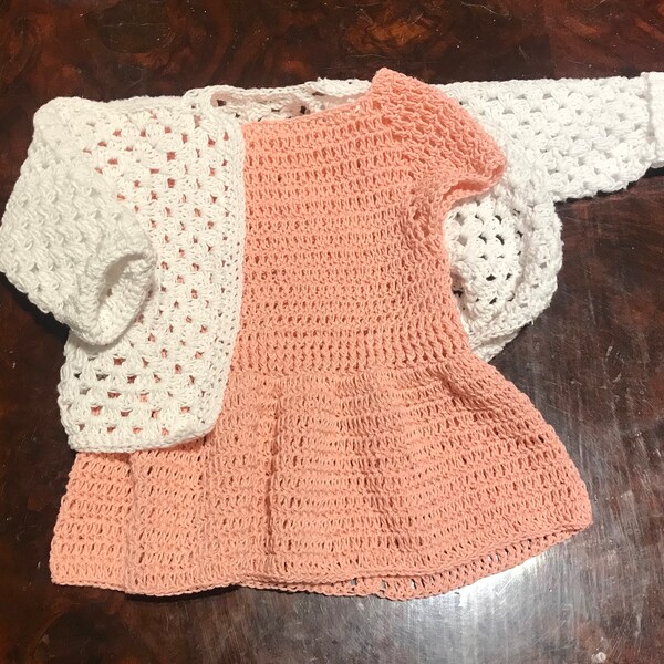 Adorable ensemble robe et cardigan au crochet pour bébé fille