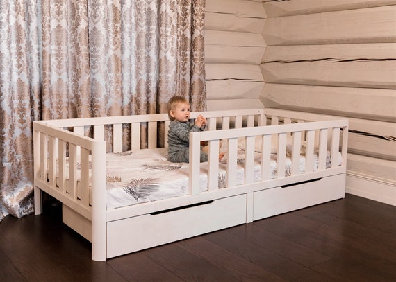 Cama Montessori con patas, cama para niños pequeños con listones, cama de  plataforma, cama de suelo, Lit cabane, Bodenbett, Kinderbett mit  Sicherheitsgeländern -  España