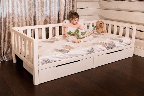 Camas cabaña Cama infantil Cama de casa con cajones y estantes, madera  maciza con barrera y