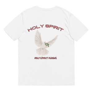 Könnte beinhalten: Weißes T-Shirt mit einer roten Grafik einer Taube mit einem Olivenzweig im Schnabel. Der Text "HOLY SPIRIT" befindet sich über der Taube und "HOLY SPIRIT REIGNS" unter der Taube.