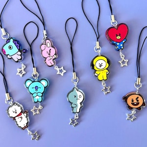 Könnte beinhalten: Eine weiße Keramik-Tasse mit schwarzem Henkel und dem Text "But First, Coffee" in handschriftlichem Stil. Die Tasse steht auf einer weißen Oberfläche. Die Tasse ist etwa 10 cm hoch.