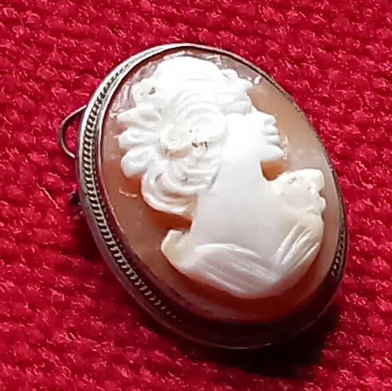 Hand Carved Real Shell cameo Brooch pendant - image 1