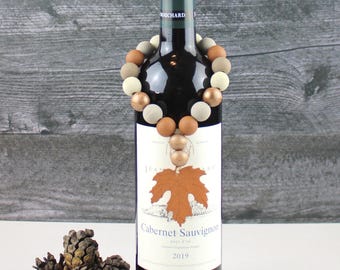 Fall Wine Bottle Tag, Autumn Wine Tag, Thanksgiving Wine Garland, Wood Bead Wine Bottle Tag, Maple Leaf Wine Garland, Leaf Peeping Gift