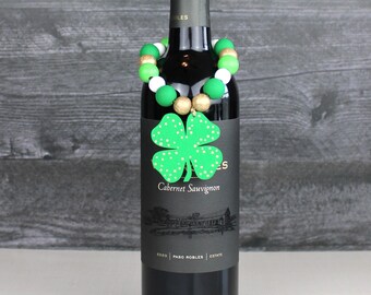 St. Patrick's Day Wine Bottle Tag, Shamrock Wood Bead Wine Tag, St. Patrick's Day Gift, Shamrock Wine Gift