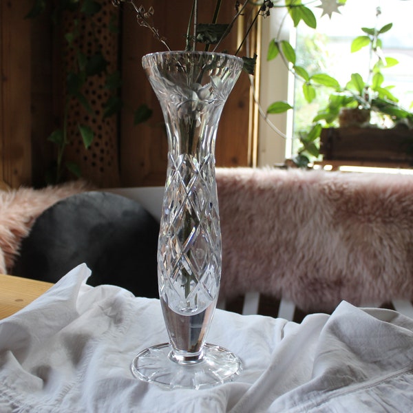 Wunderschön geschliffene , schmale Kristallvase / BROCANTE & VINTAGE