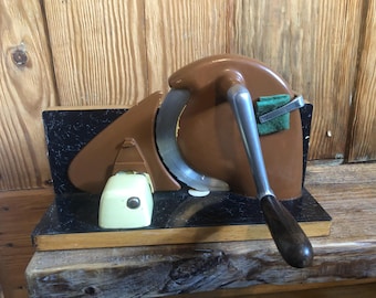 Kleine antike manuelle Brotschneidemaschine / Brocante & Vintage / gut erhalten !