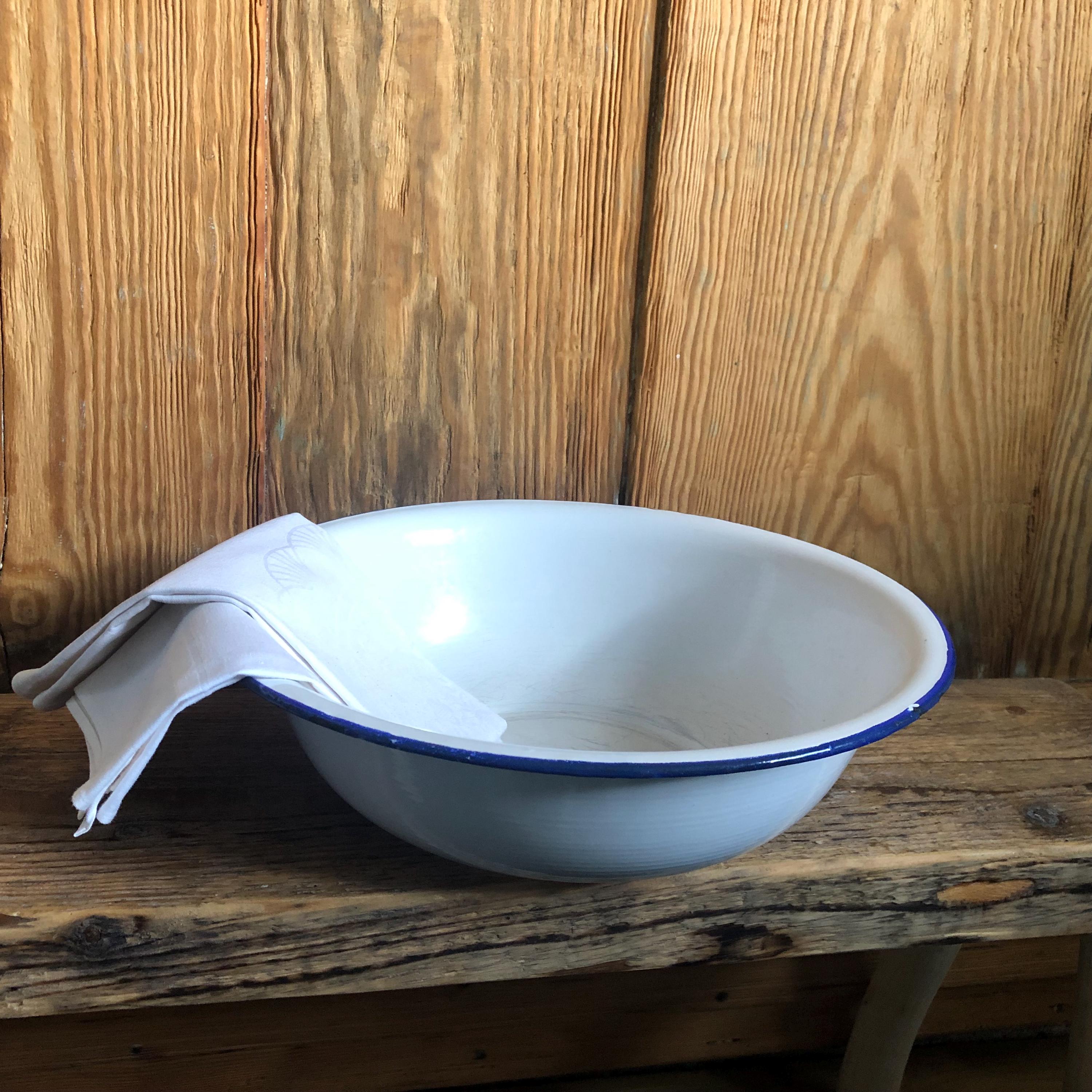 Old enamel bowl / beautiful PATINA & BROCANTE / white with blue rim