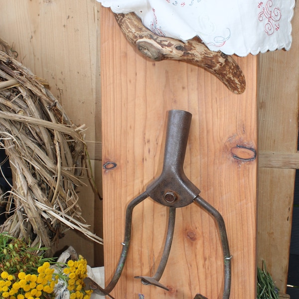 Rarement ! Porte-manteau de ferme antique - houe de jardin antique - beaucoup utilisé et réutilisé par nous