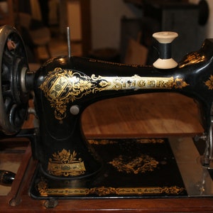 Raramente Antica macchina da cucire a manovella SINGER-meravigliosa patina Cassa di legno da sogno NUMERO DI SERIE B1281908 immagine 4
