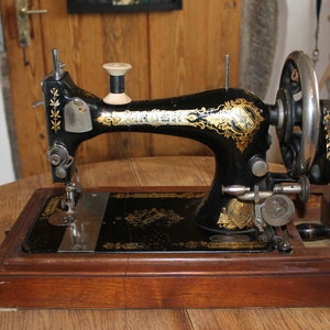 Selten Antike SINGER Handkurbelnähmaschine-wunderbare PatinaTraumhaftes Holz Etui SERIENNUMMER B1281908 Bild 10