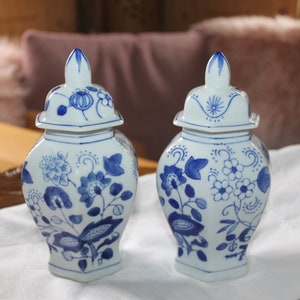 2 beautiful small storage jars/spice jars/porcelain/onion pattern "Brocante + Vintage