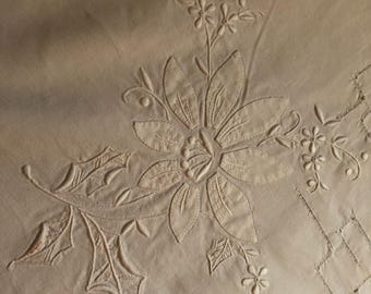Nappe en lin faite main, ravissante et magnifique, style vintage et champêtre, avec broderie.
